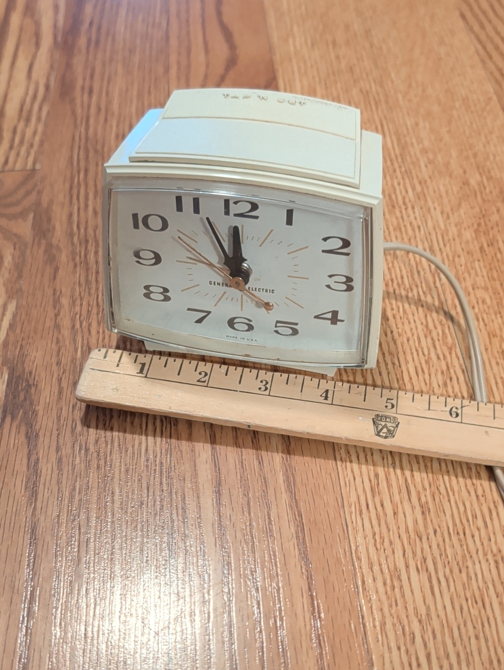 Classic Cream Electric DeskClock by General Electric